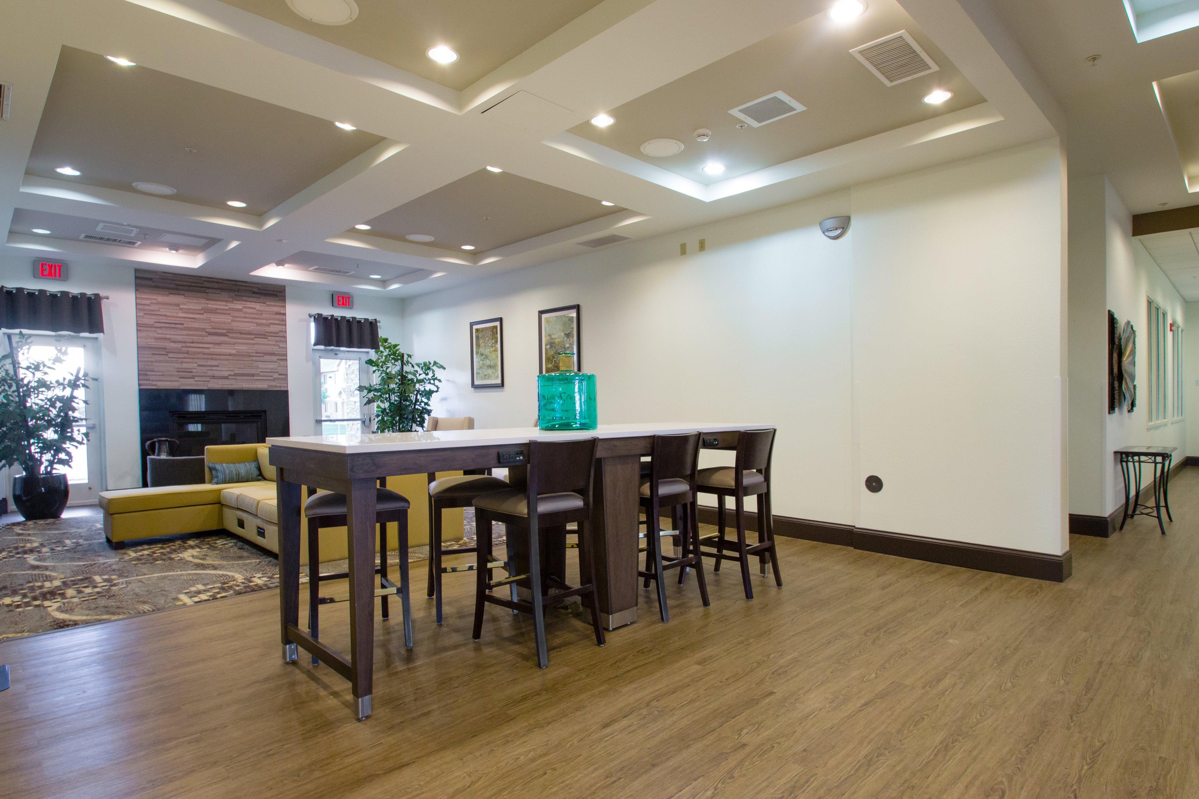 布卢明顿机场假日套房酒店 外观 照片